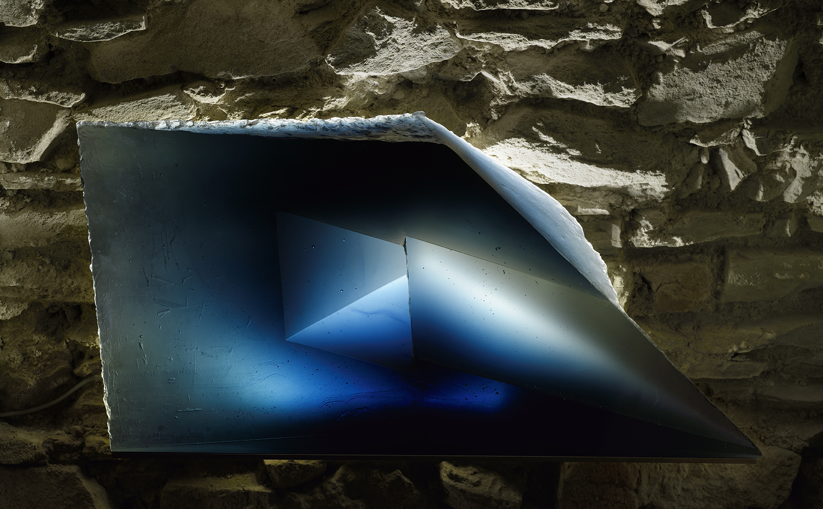 Stanislav Libenský - Jaroslava Brychtová, Blue Object, 1995, fused sculpture, 38 × 80 × 11 cm, collection of Robert Runták