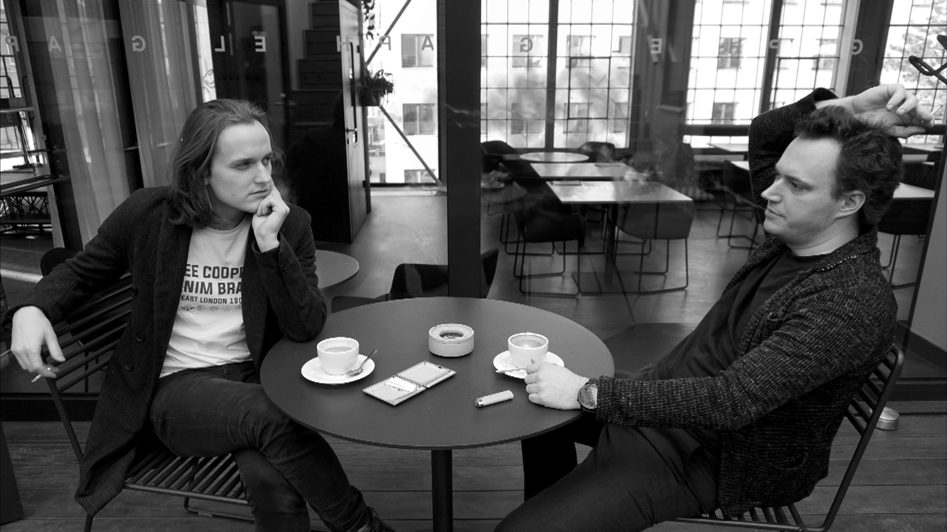 Kafe a cigára jedině v atriu